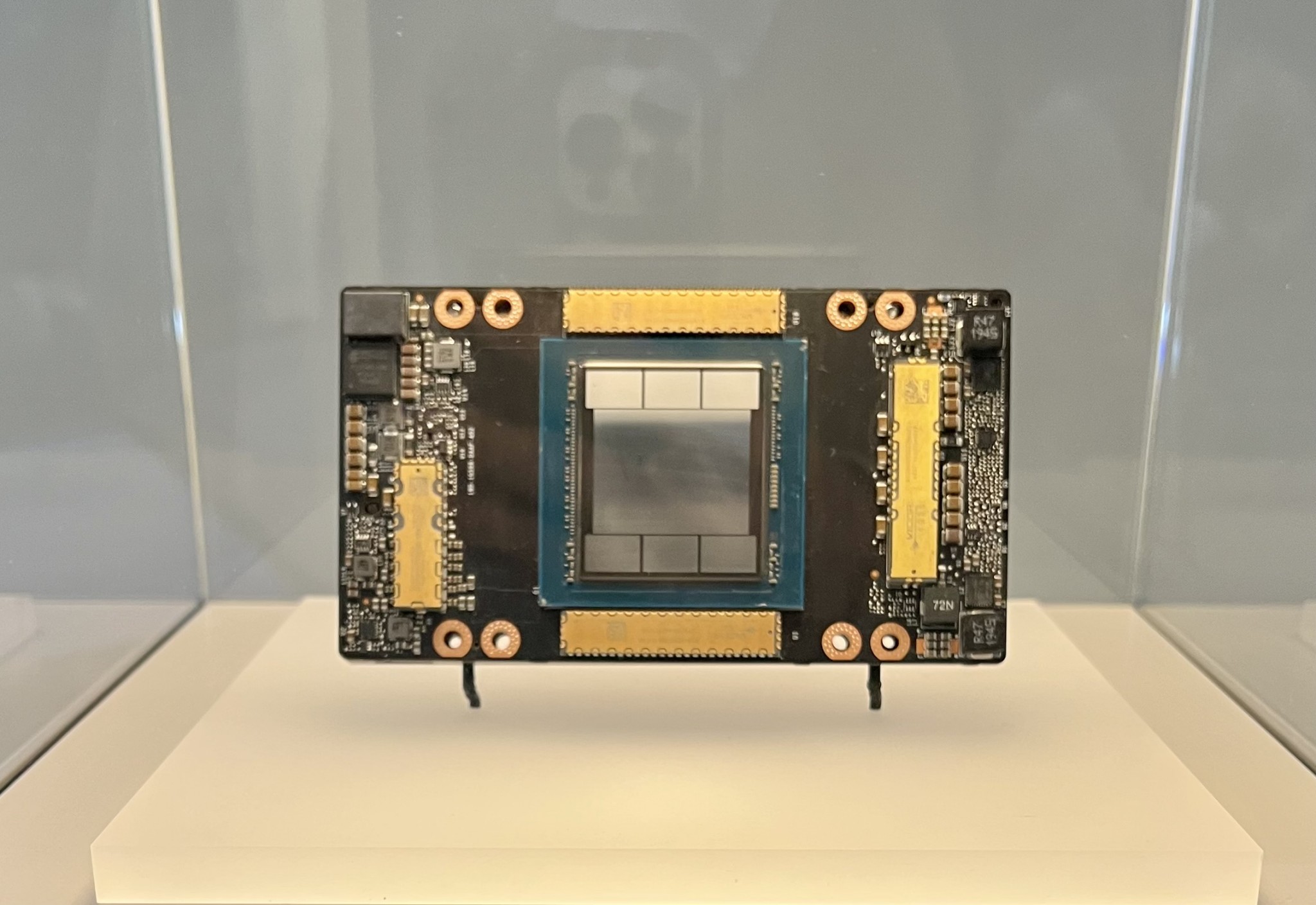 Prozessoreinheit mit der das erste ChatGPT Modell 3.5 trainiert wurde