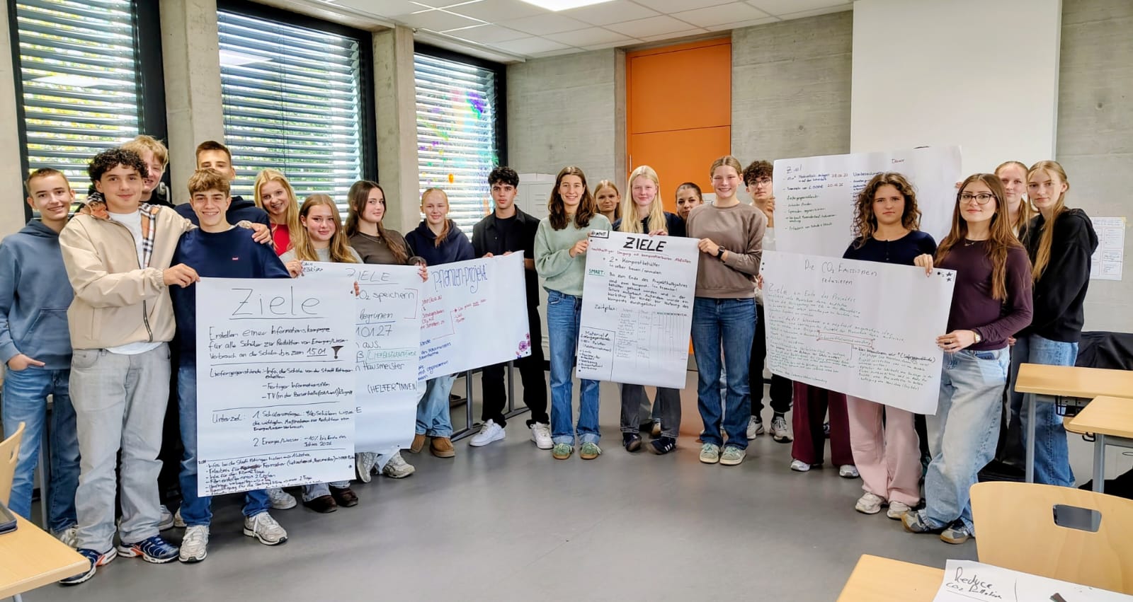 Schüler*innen präsentieren ihre SMARTe Projektplanung